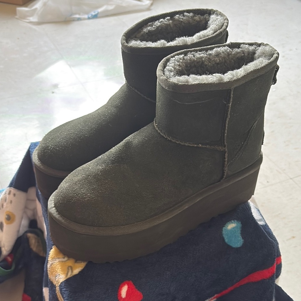 UGG Women's Platform Boots - Olive Green